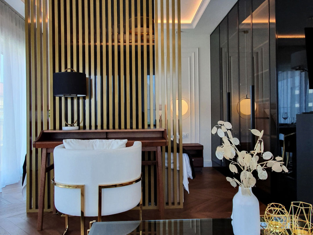 Apartament luksusowy_miejsce do pracy i widok na sypialnię 2