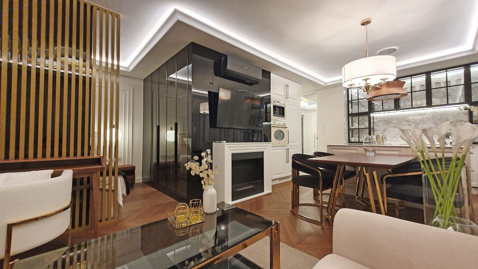 Apartament luksusowy_widok na kuchnię, jadalnię, sypialnię i kominek