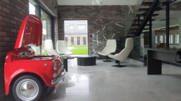 Wynajem aut zabytkowych_sala obsługi klienta_wid 14