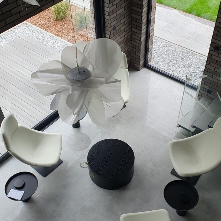 Wynajem aut zabytkowych_sala obsługi klienta_wid 10