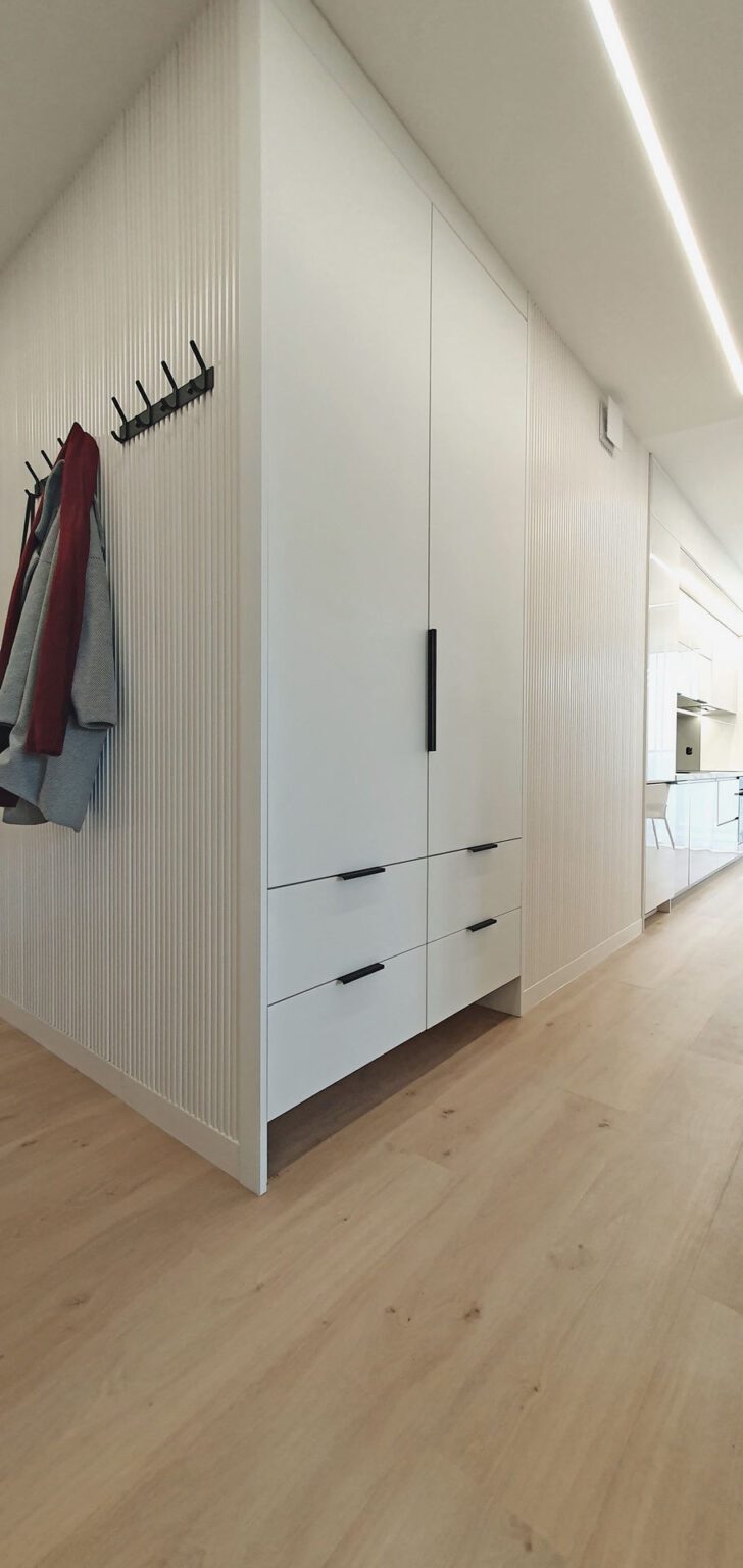 Korytarz z szafą ubraniową i lamelami