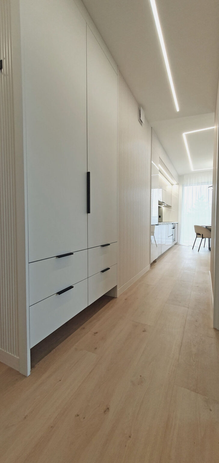 Korytarz z szafą ubraniową i lamelami