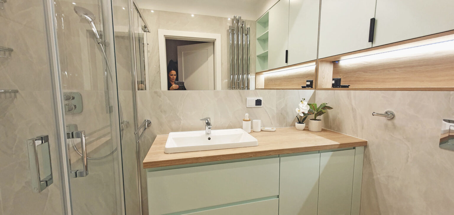 łazienka w kolorze mięty, blat drewnopodobny