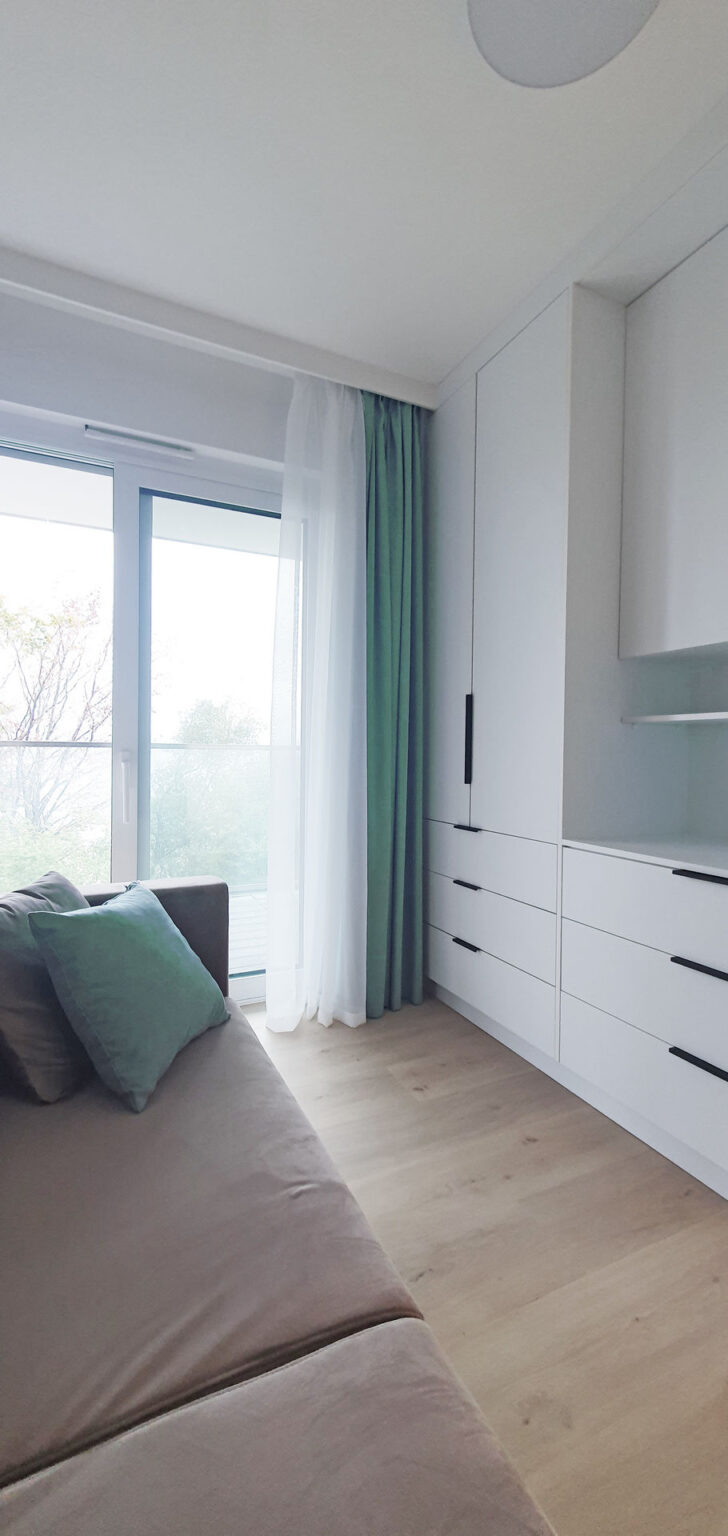 Pokój gościnny z widokiem na morze, szafy z akrylowymi frontami