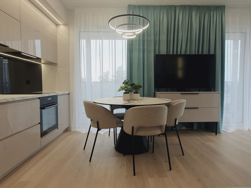 Salon z aneksem kuchennym nad morzem