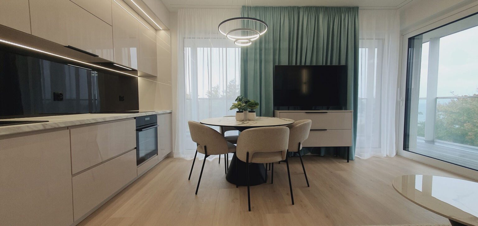 Salon z aneksem kuchennym nad morzem