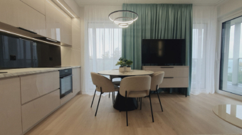 Salon z aneksem kuchennym nad morzem