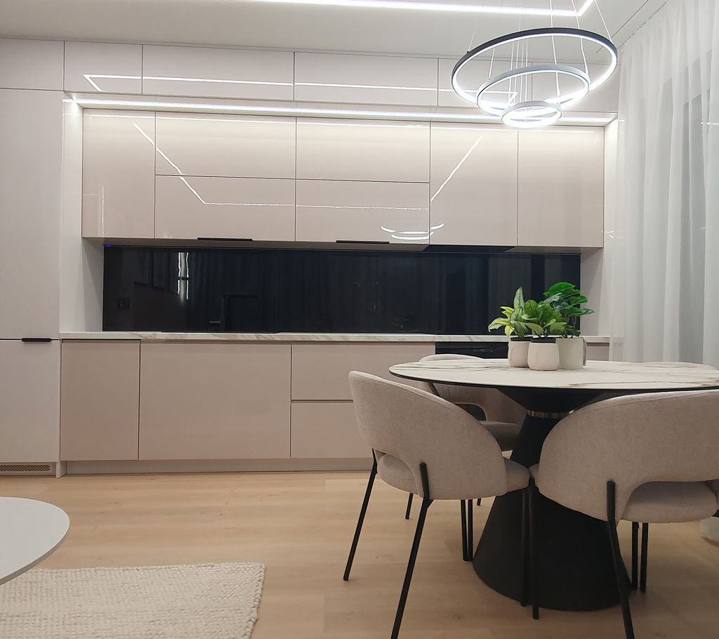 Aneks kuchenny w salonie, lakierowane fronty