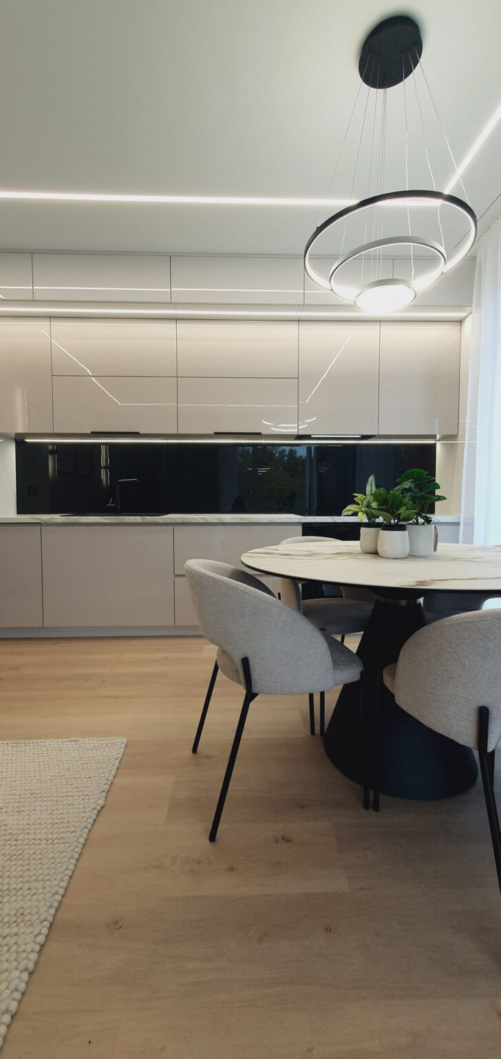 Elegancki aneks kuchenny w salonie i jadalnia