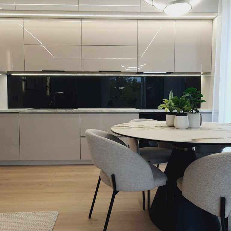 Elegancki aneks kuchenny w salonie i jadalnia