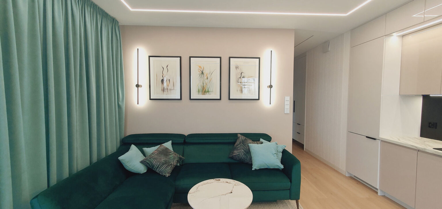 Piękny narożnik w butelkowej zieleni, artystyczne grafiki, kinkiety pin