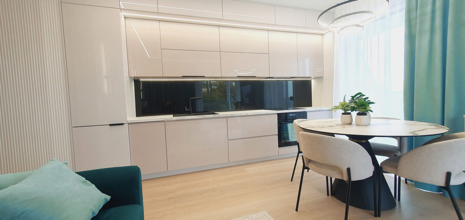 Aneks kuchenny z lakierowanymi frontami w odcieniach beżu