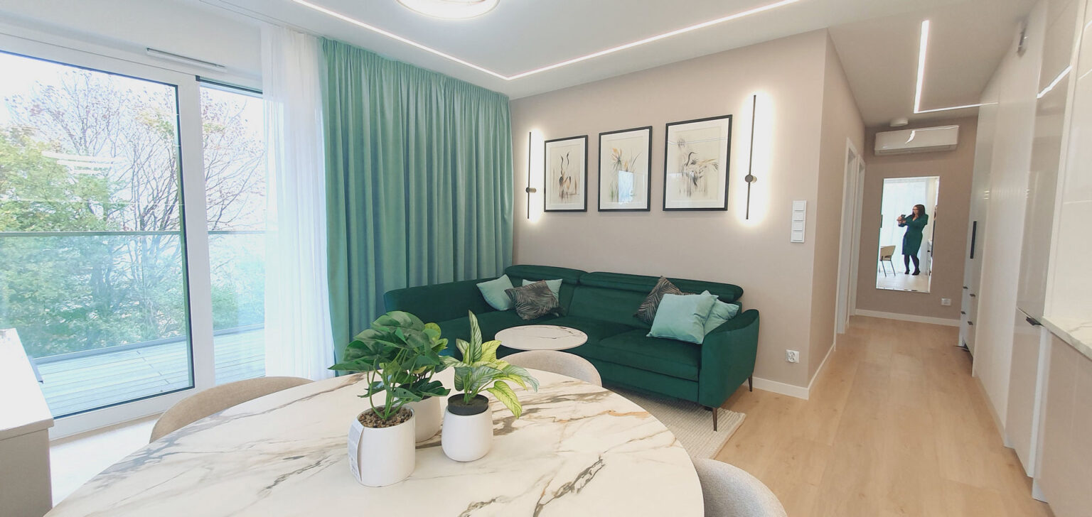 Narożnik rozkłądany w salonie z aneksem kuchennym