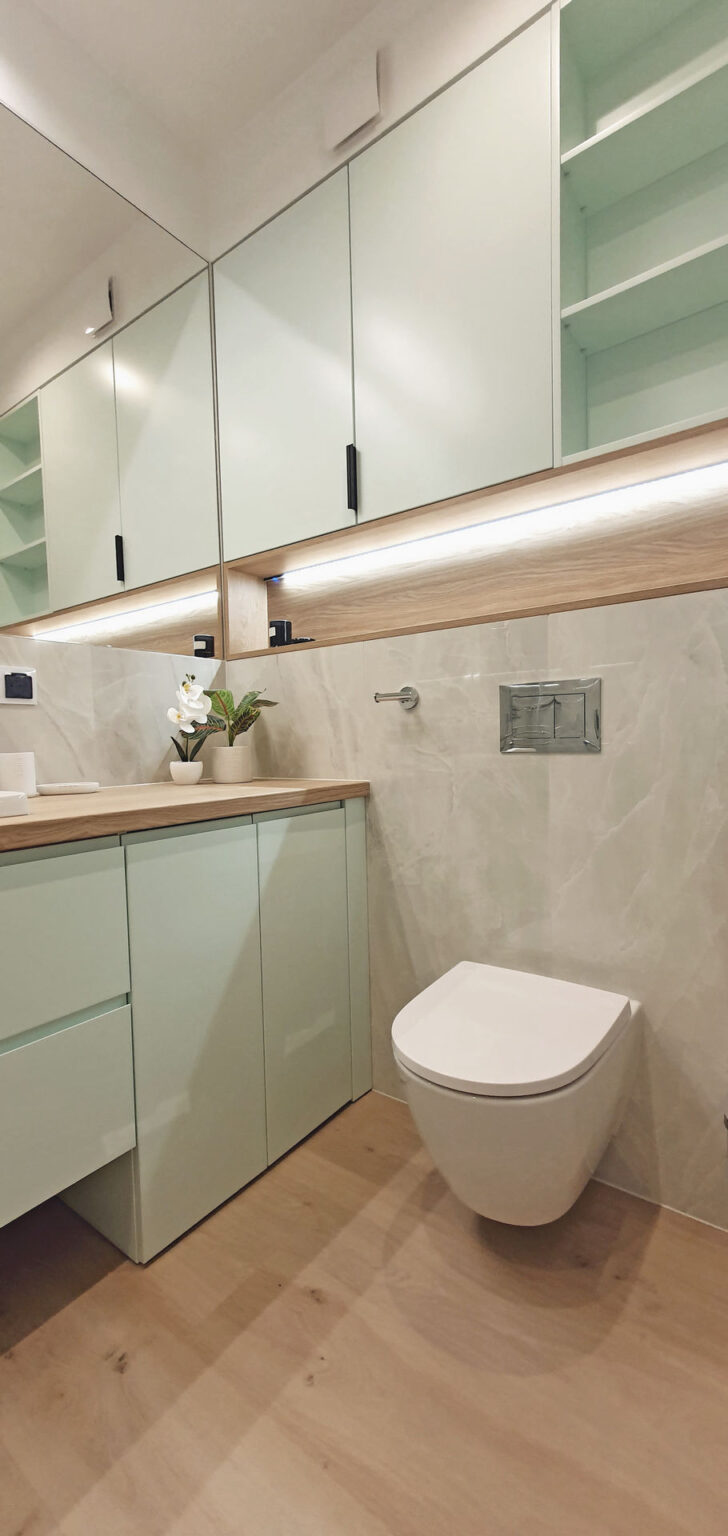 Łazienka z ukrytą w szafce podblatowej pralką