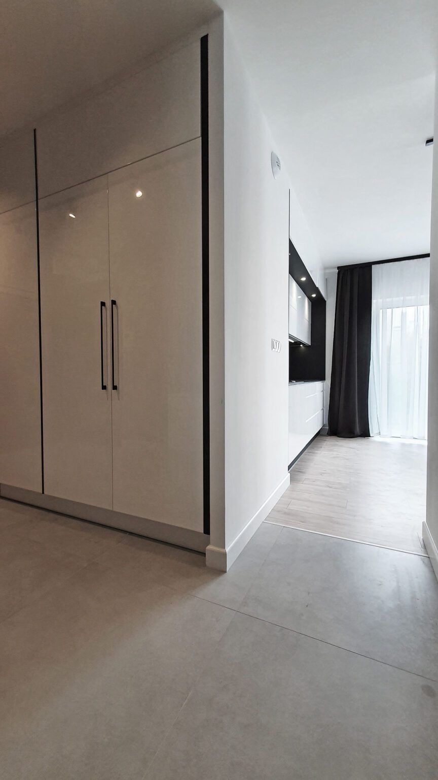 Mieszkanie monochrome_korytarz wid 3