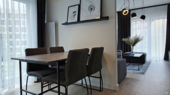 Mieszkanie monochrome_kuchnia z jadalnią wid 2