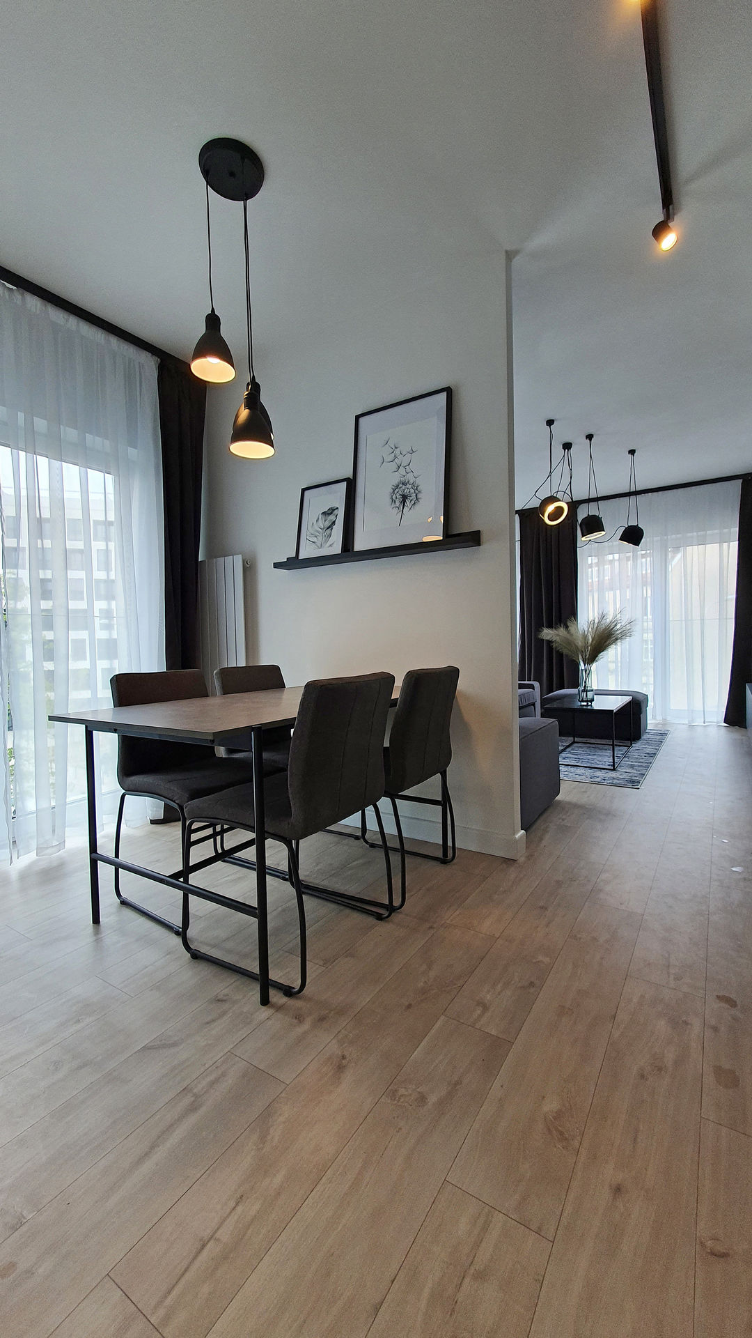 Mieszkanie monochrome_kuchnia z jadalnią wid 2