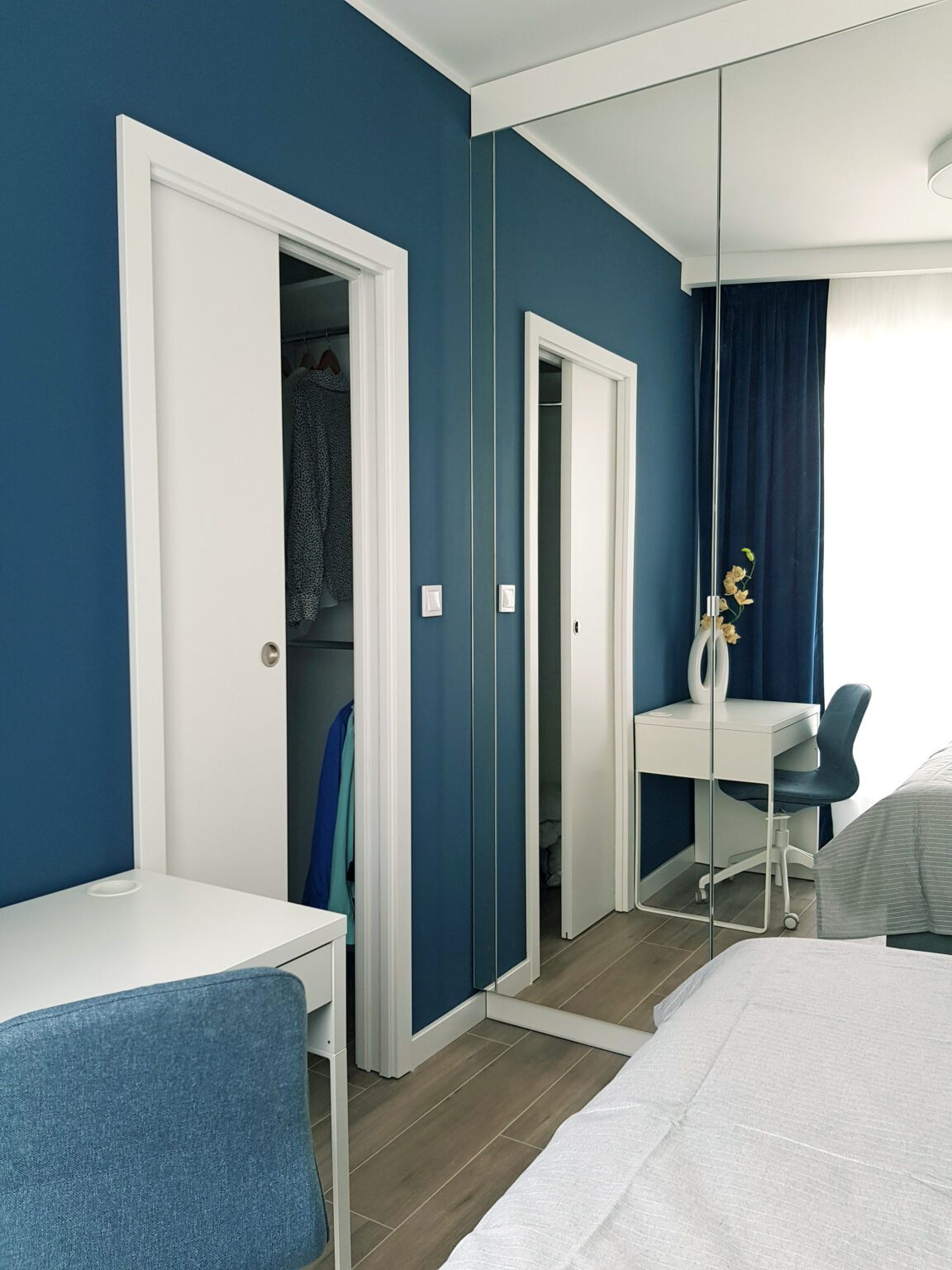 Mieszkanie nowoczesne_sypialnia z garderobą