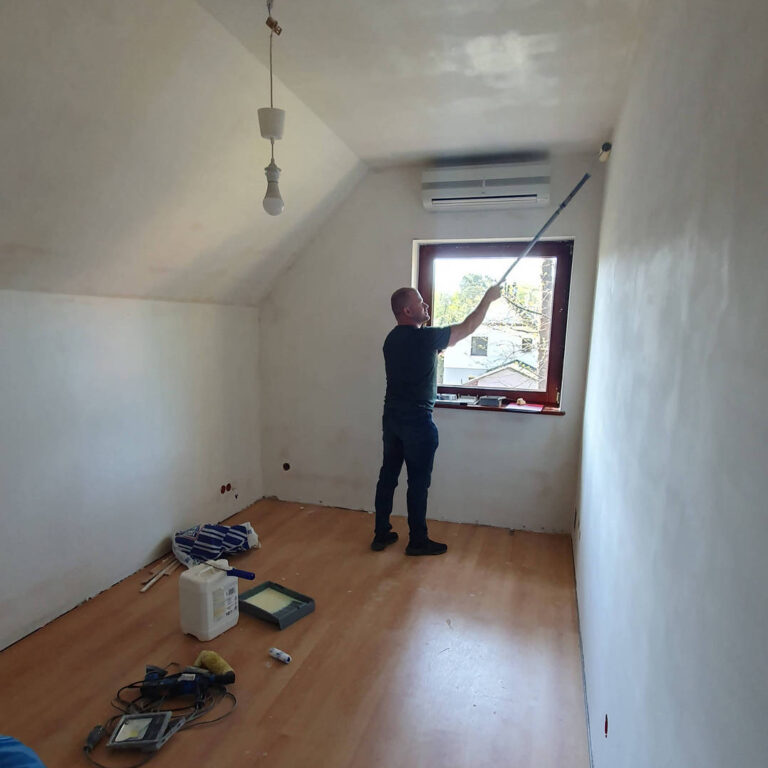 Malowanie ścian podczas wykańczania mieszkania – kontrola jakości