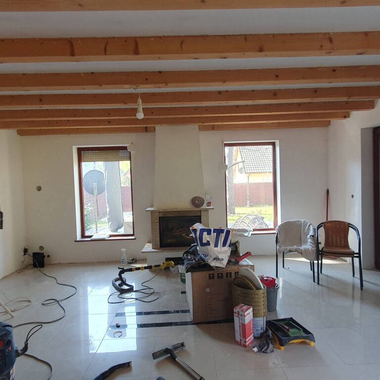 Salon po remoncie z drewnianymi belkami – efekt końcowy prac remontowych