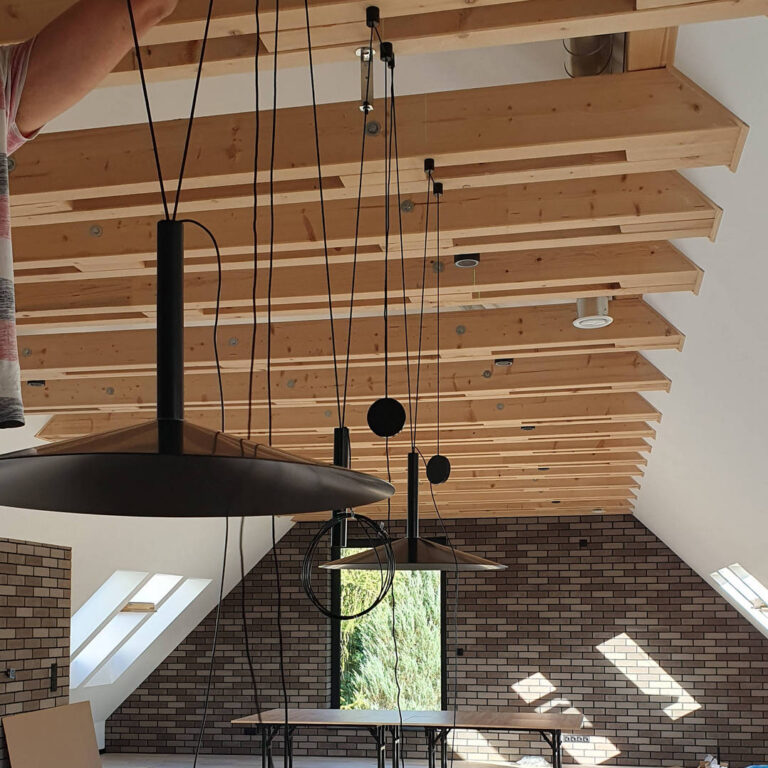 Montaż oświetlenia podczas wykańczania mieszkania