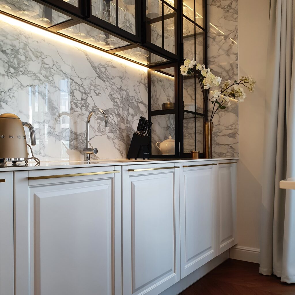 pas międzyszafkowy w kuchni – spiek kwarcowy