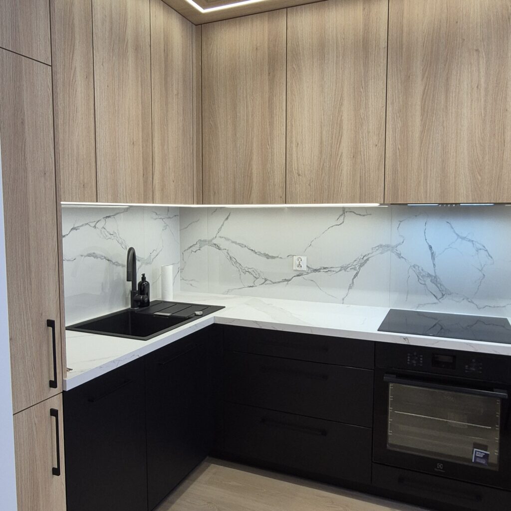 pas międzyszafkowy w kuchni – płytki gres