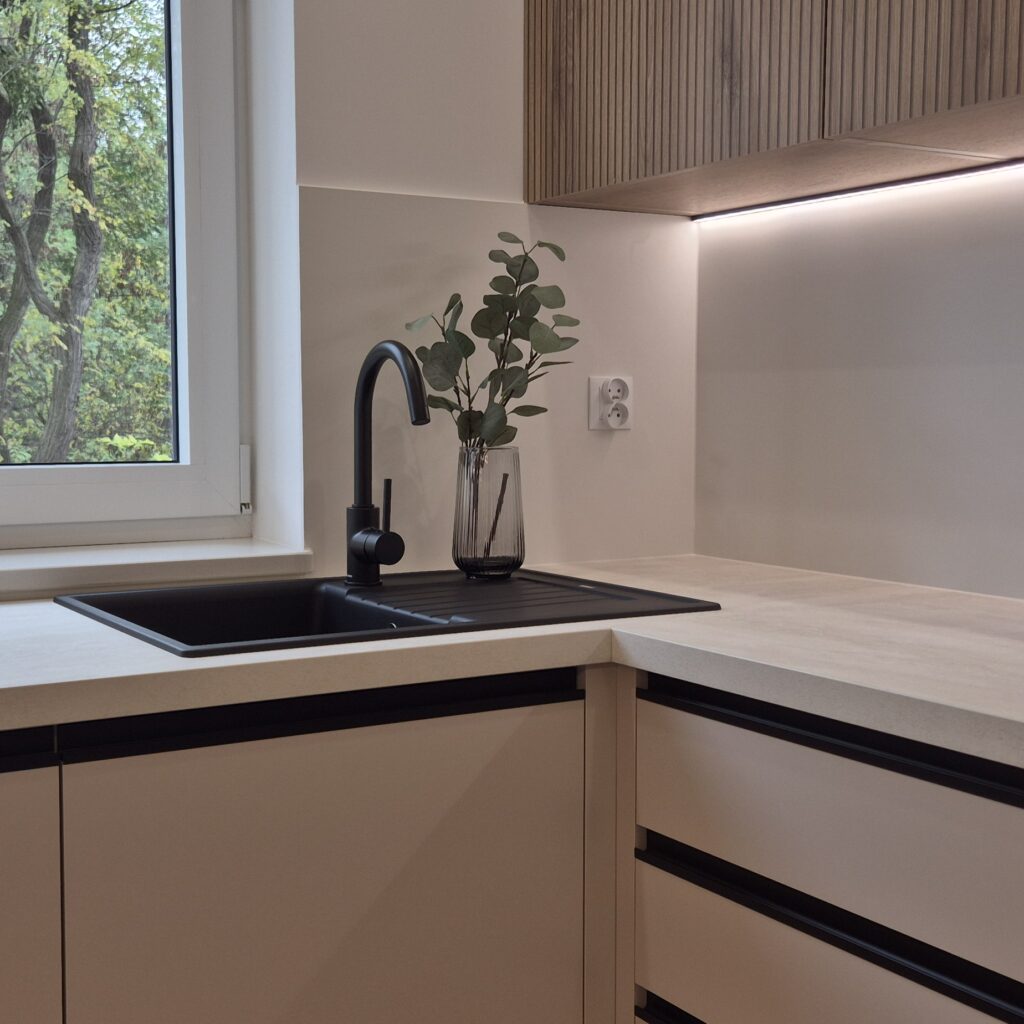 pas międzyszafkowy w kuchni – płytki gres