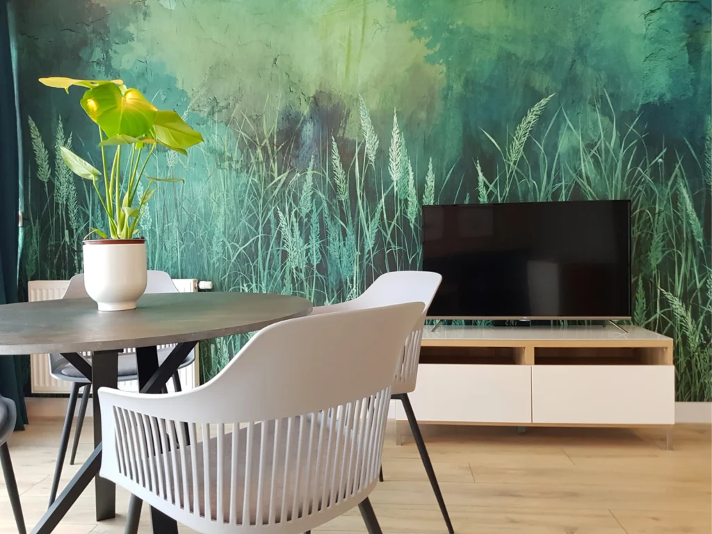 Jadalnia z botaniczną tapetą, białym stołem i krzesłami – apartament wakacyjny