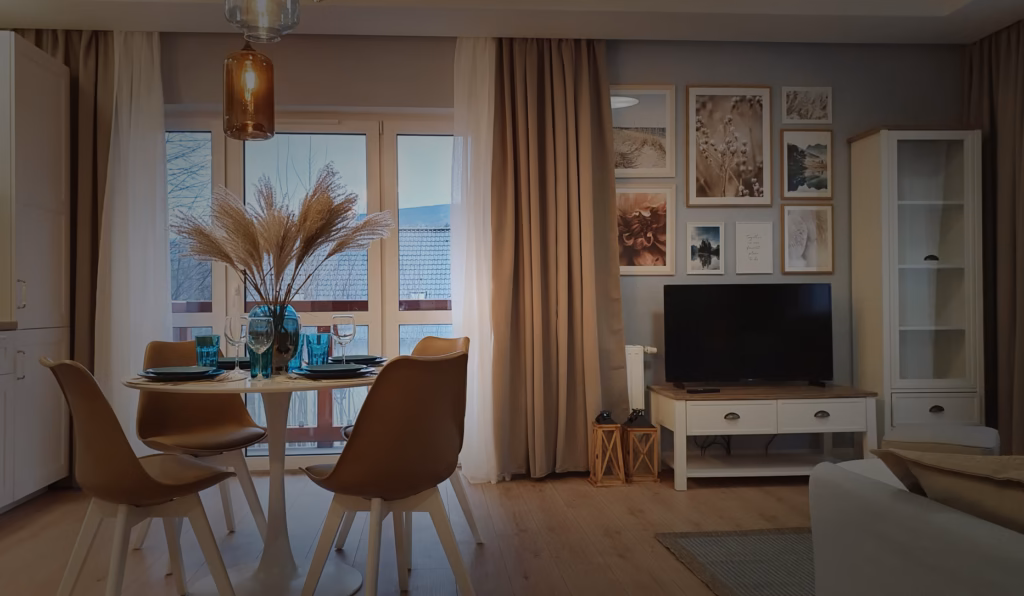 Jadalnia z galerią plakatów, lampami wiszącymi i drewnianym stołem – apartament wakacyjny w Świeradowie Zdroju